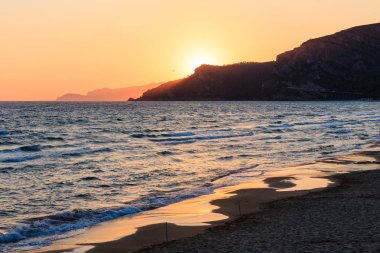 Deniz sahilde günbatımı