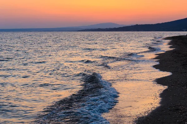 Sea zachód słońca na plaży, Grecja. — Zdjęcie stockowe