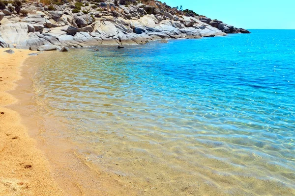 Letní moře pobřeží (Halkidiki, Řecko). — Stock fotografie