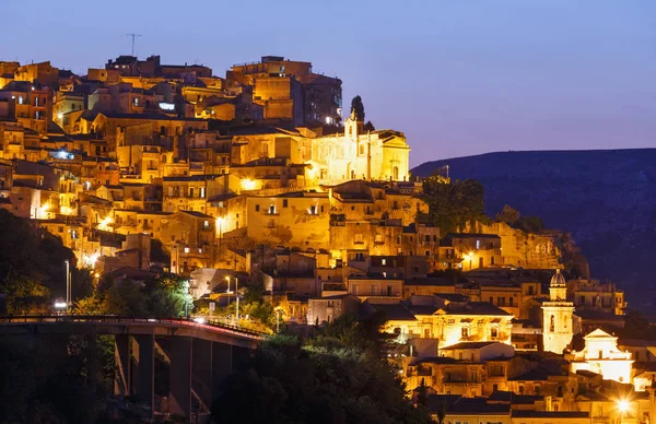 晚上拉古萨镇视图，西西里岛，意大利 — 图库照片