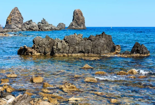 Aci Trezza Faraglioni, costa de Sicilia —  Fotos de Stock