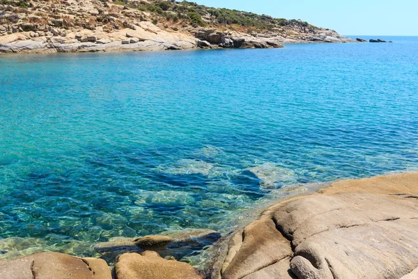 夏の海の海岸 (ハルキディキ、ギリシャ). — ストック写真