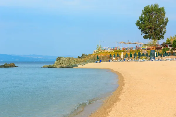 Playa de verano por la mañana (Chalkidiki, Grecia ). —  Fotos de Stock