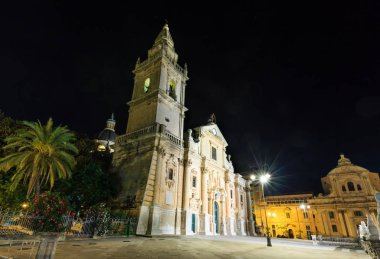 Gece Ragusa şehir görünümü, Sicilya, İtalya
