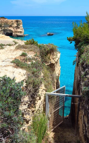 Faraglioni at Torre Sant Andrea, Italië — Stockfoto