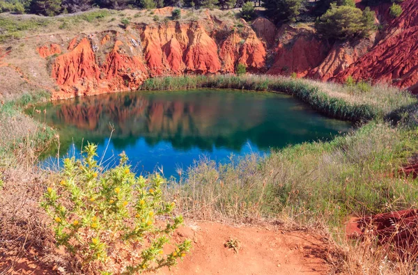 Cueva del lago Bauxite cerca de Otranto, Italia —  Fotos de Stock