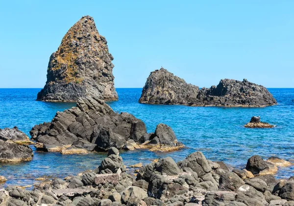 Aci Trezza Faraglioni, costa de Sicilia —  Fotos de Stock