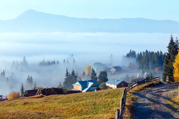 Na podzim Karpatské vesnice, Ukrajina. — Stock fotografie