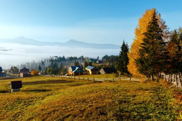 Herfst Karpatische dorp, Oekraïne. — Stockfoto