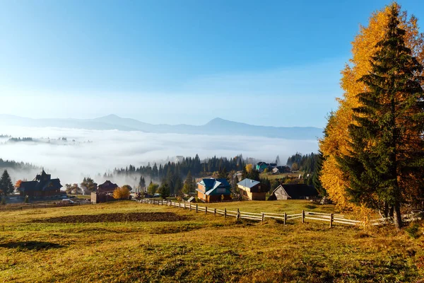 Herbst Karpaten Dorf, Ukraine. — Stockfoto