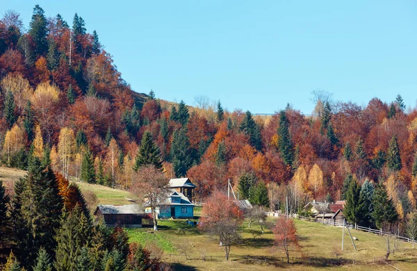 Outono Aldeia dos Cárpatos (Ucrânia ). — Fotografia de Stock