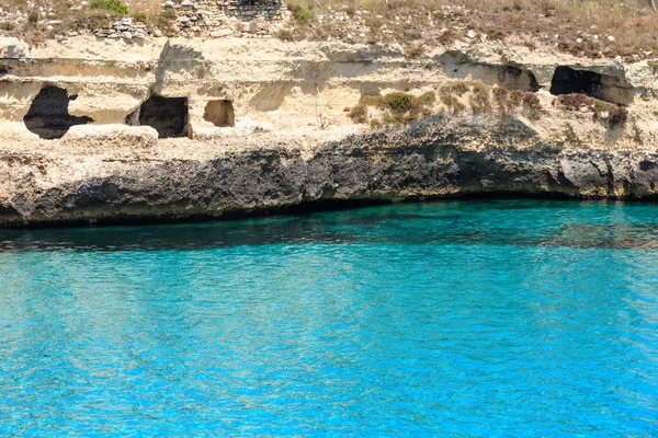 Roca Vecchia Área Arqueológica costa del mar, Italia — Foto de Stock