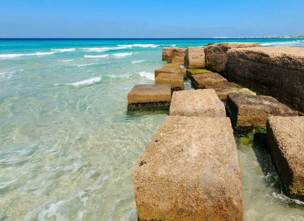 Бетонные блоки волнолом на Ионическом побережье, Саленто, Итал — стоковое фото
