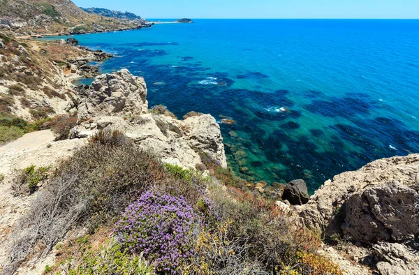 Praia do mar perto de Rocca di San Nicola, Agrigento, Sicília, Itália — Fotografia de Stock