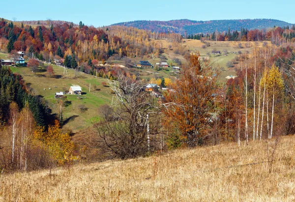 Осінь Карпатському селі (Україна). — стокове фото