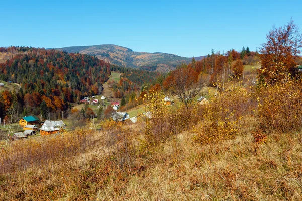Autumn Carpathian village (Ucrania ). —  Fotos de Stock