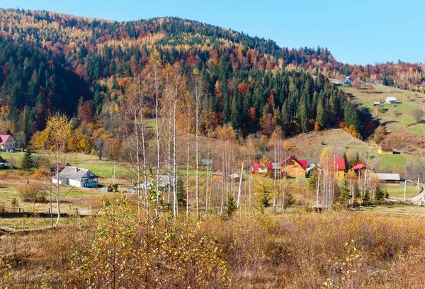 Autunno villaggio dei Carpazi (Ucraina ). — Foto Stock