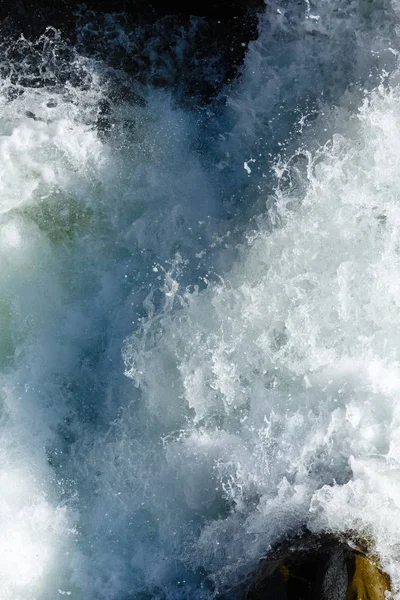 Wasserfall Nahaufnahme (Hintergrund der Natur)). — Stockfoto