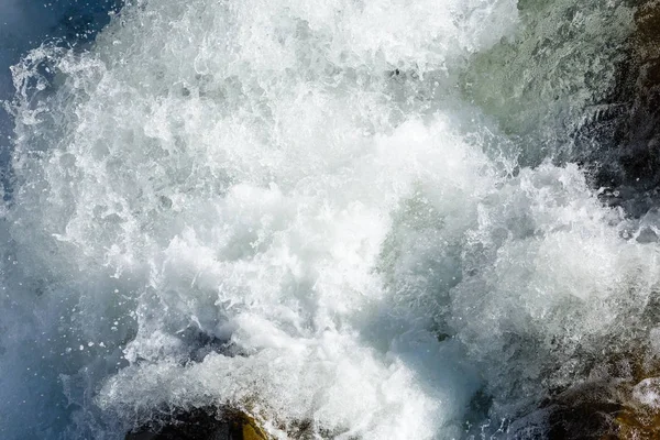 Wasserfall Nahaufnahme (Hintergrund der Natur)). — Stockfoto