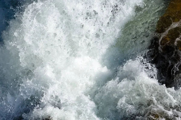 Wasserfall Nahaufnahme (Hintergrund der Natur)). — Stockfoto