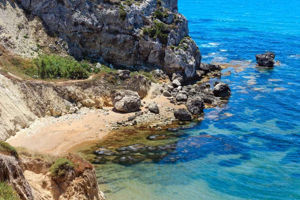Praia do mar perto de Rocca di San Nicola, Agrigento, Sicília, Itália — Fotografia de Stock