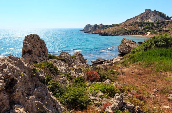 Praia do mar perto de Rocca di San Nicola, Agrigento, Sicília, Itália — Fotografia de Stock