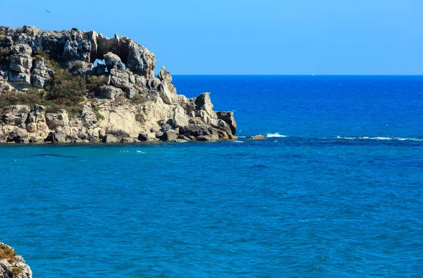 Roca en el mar cerca de Agrigento, Sicilia, Italia —  Fotos de Stock
