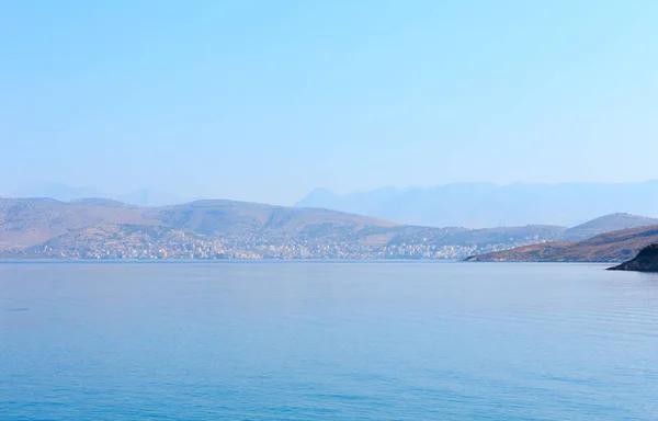 Wybrzeże Morza rano lato (Albania). — Zdjęcie stockowe
