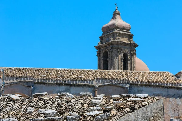エーリチェ、シチリア島、イタリアの教会の鐘楼 — ストック写真