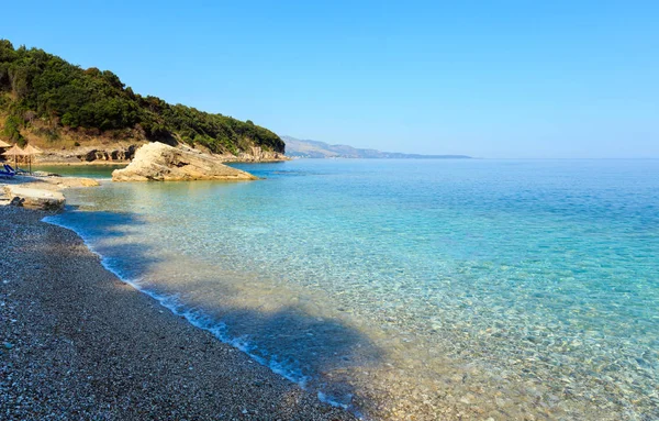 Mañana de verano Playa de Pulebardha (Albania ). — Foto de Stock