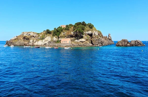 Isla Lachea en Aci Trezza, costa de Sicilia — Foto de Stock