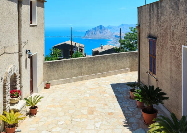 イタリア、シチリア島、エリーチェからティレニア海とコファノ ロック — ストック写真