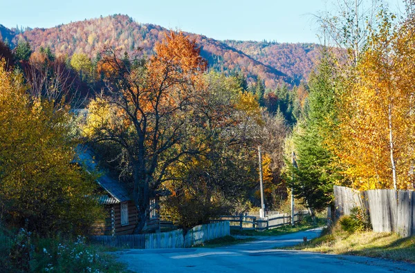 Village des Carpates d'automne (Ukraine) ). — Photo