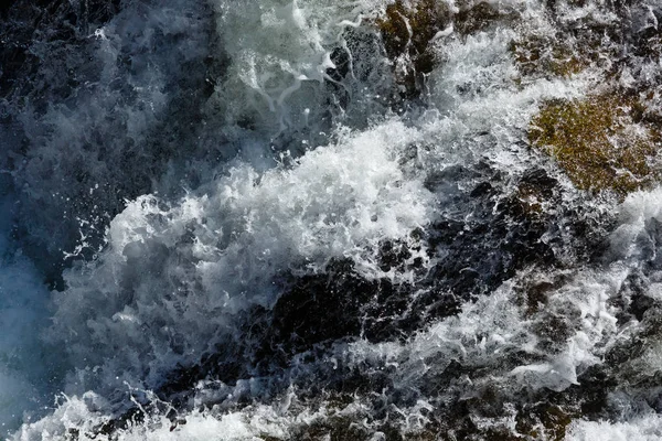 Vattenfall närbild (natur bakgrund). — Stockfoto