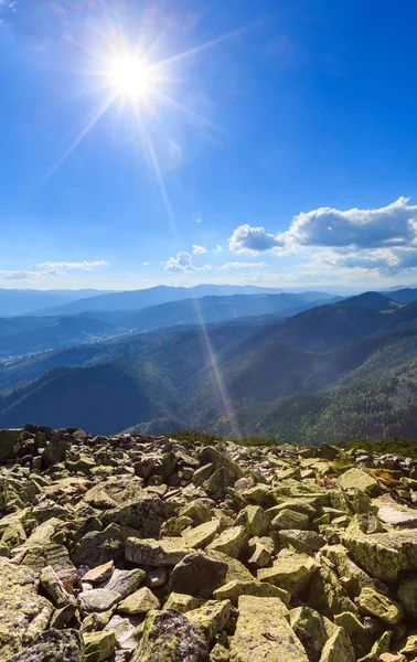 Verão sol brilhante montanha dos Cárpatos — Fotografia de Stock