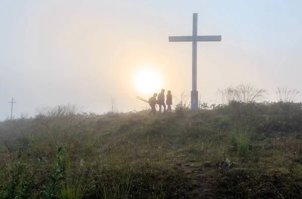 霧の深い朝露山の牧草地の家族 — ストック写真