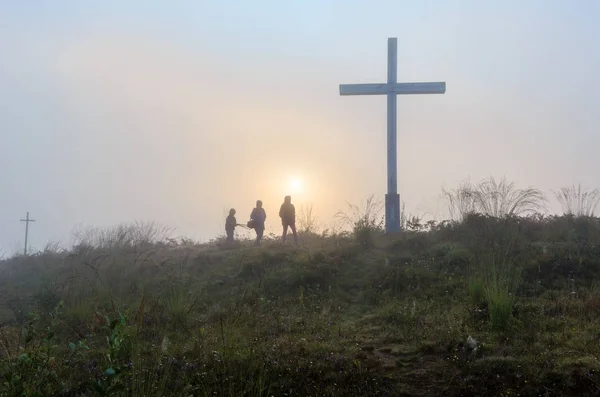 Familie op mistige ochtend dauw van de berg weide — Stockfoto