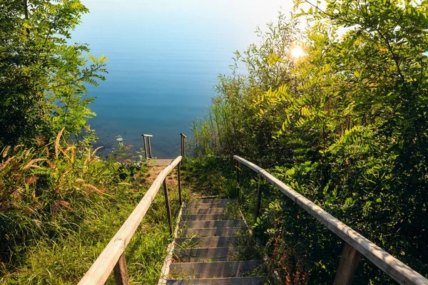 Escadas de madeira para lago de verão — Fotografia de Stock