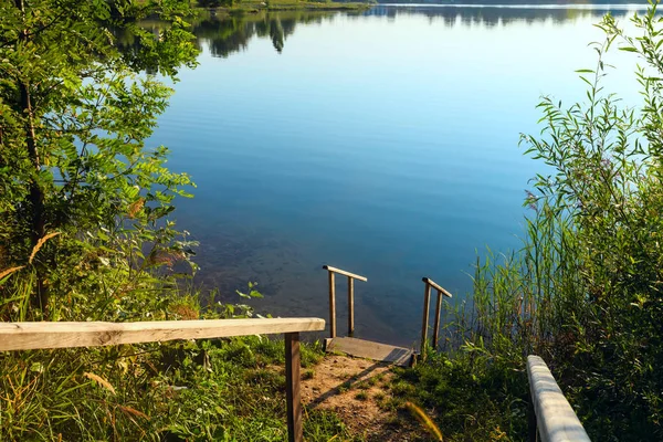 Escadas de madeira para lago de verão — Fotografia de Stock