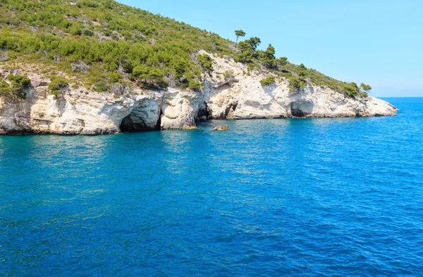 Verão costa marítima rochosa, Gargano, Puglia, Itália — Fotografia de Stock