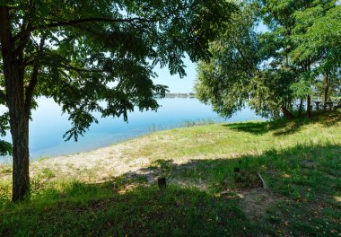 Yaz göl sakin plaj Kamping sahada