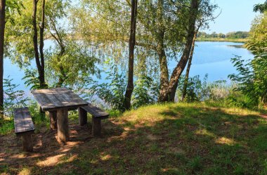 Yaz göl sakin plaj Kamping sahada