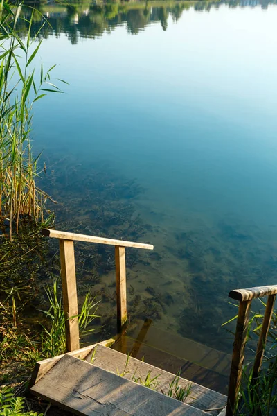 Escadas de madeira para lago de verão — Fotografia de Stock