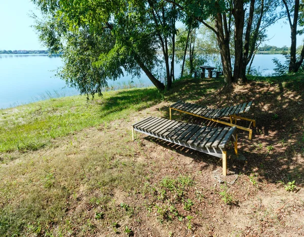 Na kempingu jest odpowiednikiem na plaży spokojny letni nad jeziorem — Zdjęcie stockowe