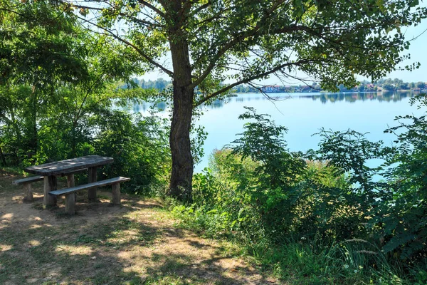 Emplacement de camping sur la rive du lac d'été . — Photo