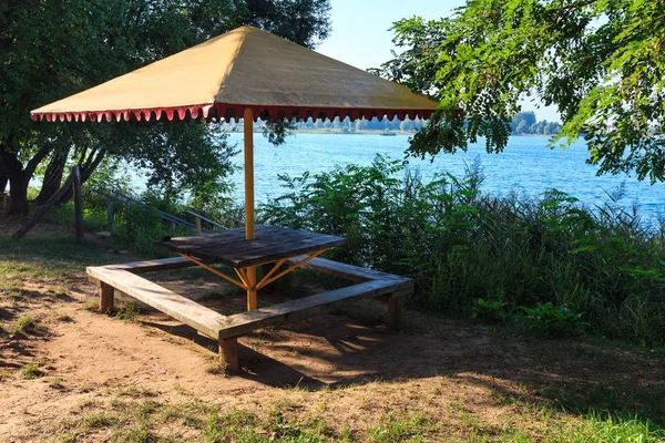 Piazzola campeggio sul lago estivo spiaggia tranquilla — Foto Stock