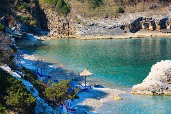 Zomerochtend Pulebardha strand (Albanië). — Stockfoto