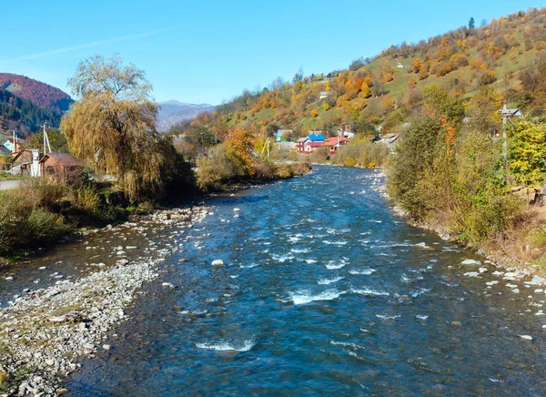 Осінь Карпатської гірської річки (Україна). — стокове фото