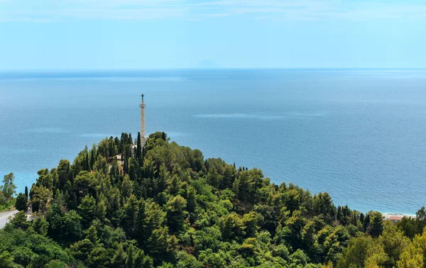 Пам'ятник з хрест на гори hill top, Калабрія, Італія — стокове фото