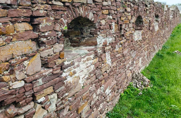 Ruines printanières du château de Pidzamochok, région de Ternopil, Ukraine . — Photo